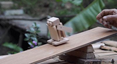 63岁中国大爷靠玩木头火到国外,61岁大爷惊呆外国人