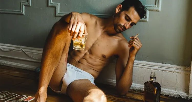 30岁脱发的男人正常吗,20岁男脱发有救吗