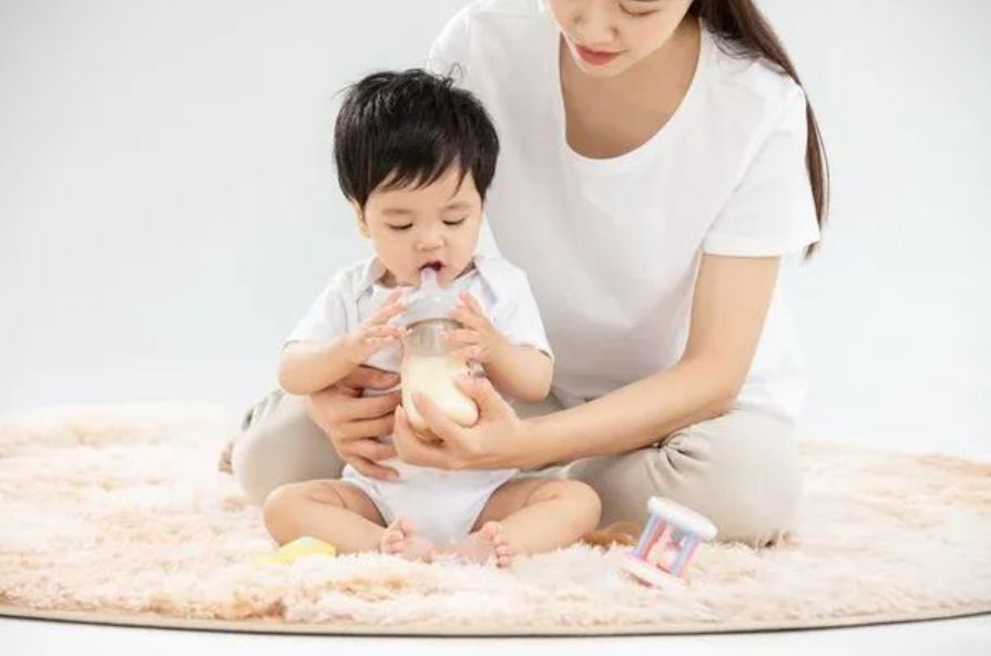 5个月宝宝突然不愿意喝奶大哭,5个月宝宝不喝奶被逼说我不喝