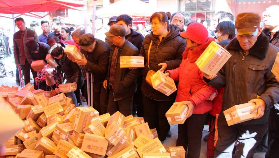 无主快递猫腻揭秘，网上当福袋10元包邮，网下称淘宝件遭村民围抢