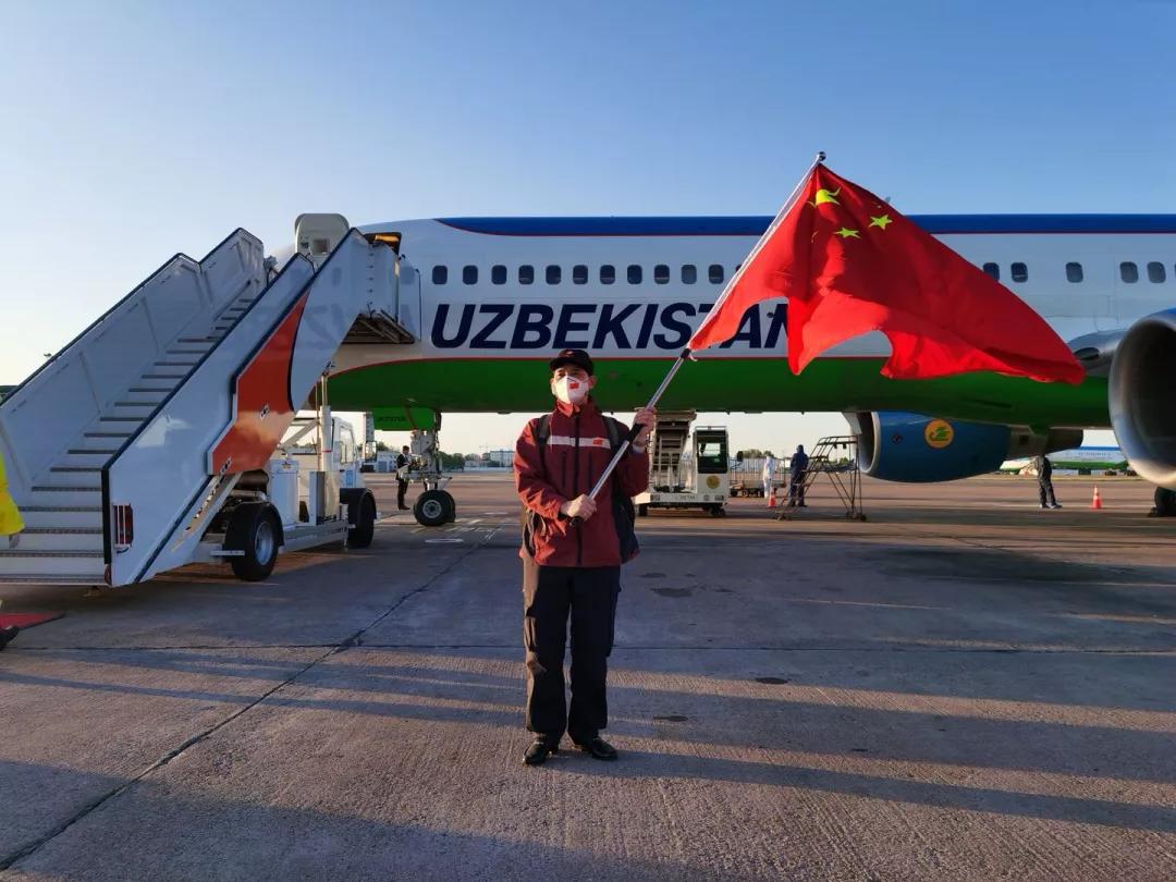 向支援上海抗疫一线的英雄们致敬,永远铭记这位抗疫英雄