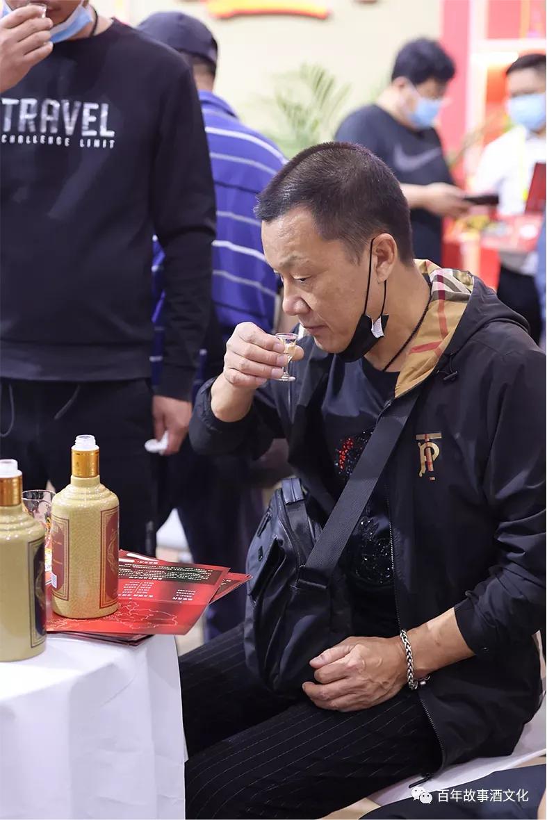 丝博会上的百年故事酒，醇厚酒香魅力绽放