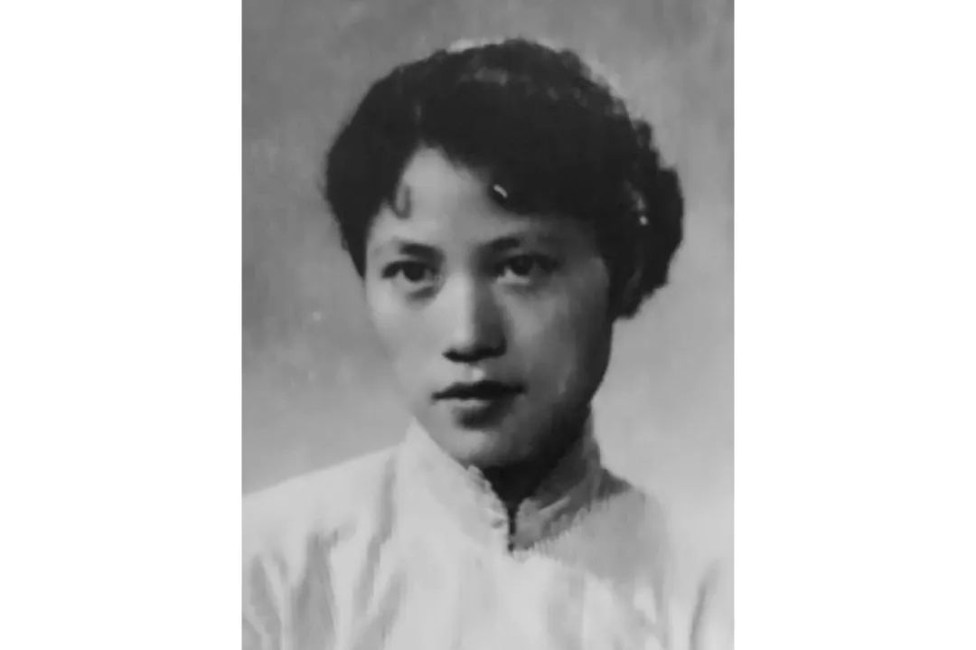 一个中年鬼才，整天逛公园，缠着大爷大妈给他唱歌