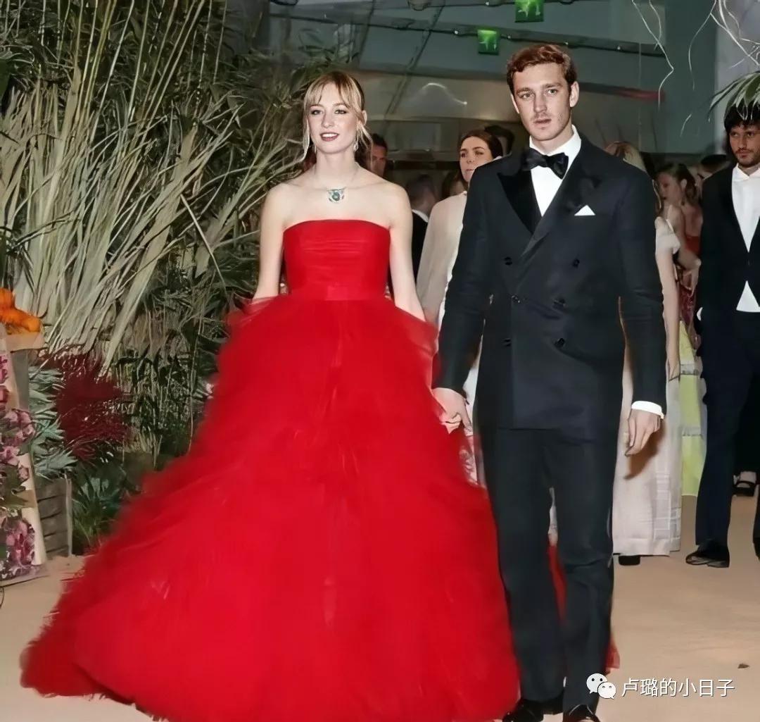 摩纳哥王妃终于精心打扮,摩纳哥最美王妃穿衣搭配