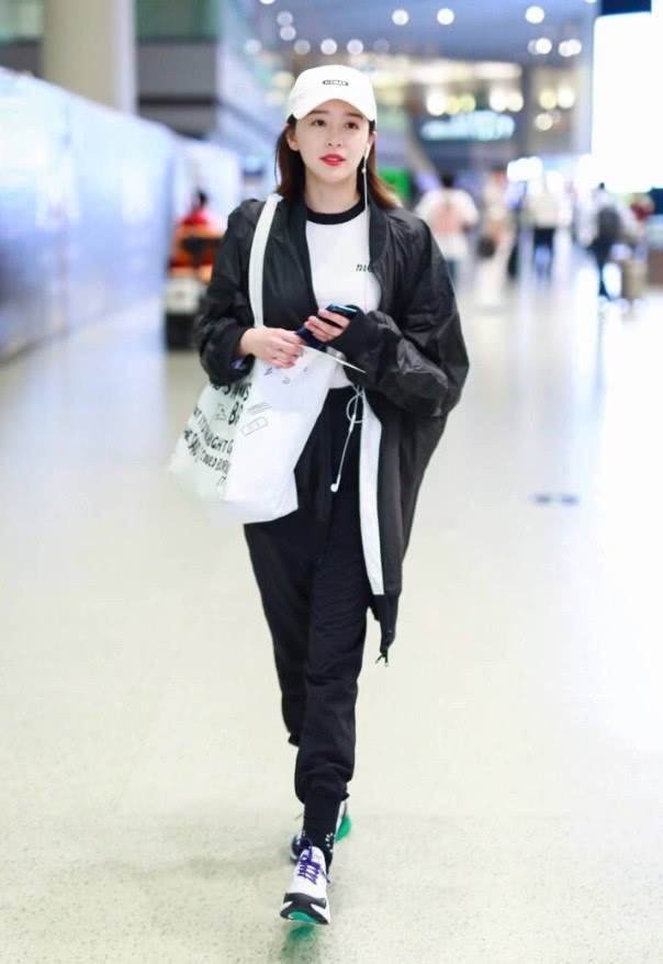 阚清子穿运动鞋,阚清子白色堆堆袜搭马丁靴