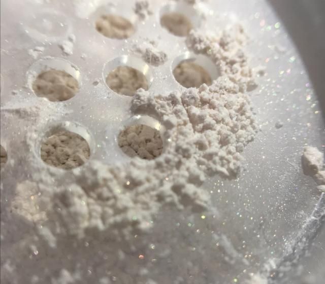 散粉是化妆前抹还是化妆后抹,散粉是化妆前用的吗