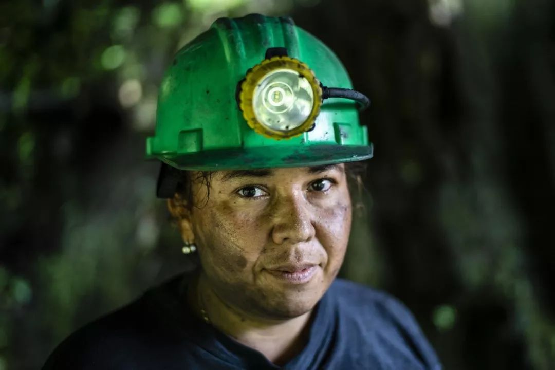 月薪2500，记录哥伦比亚祖母绿矿区女矿工的艰辛生活