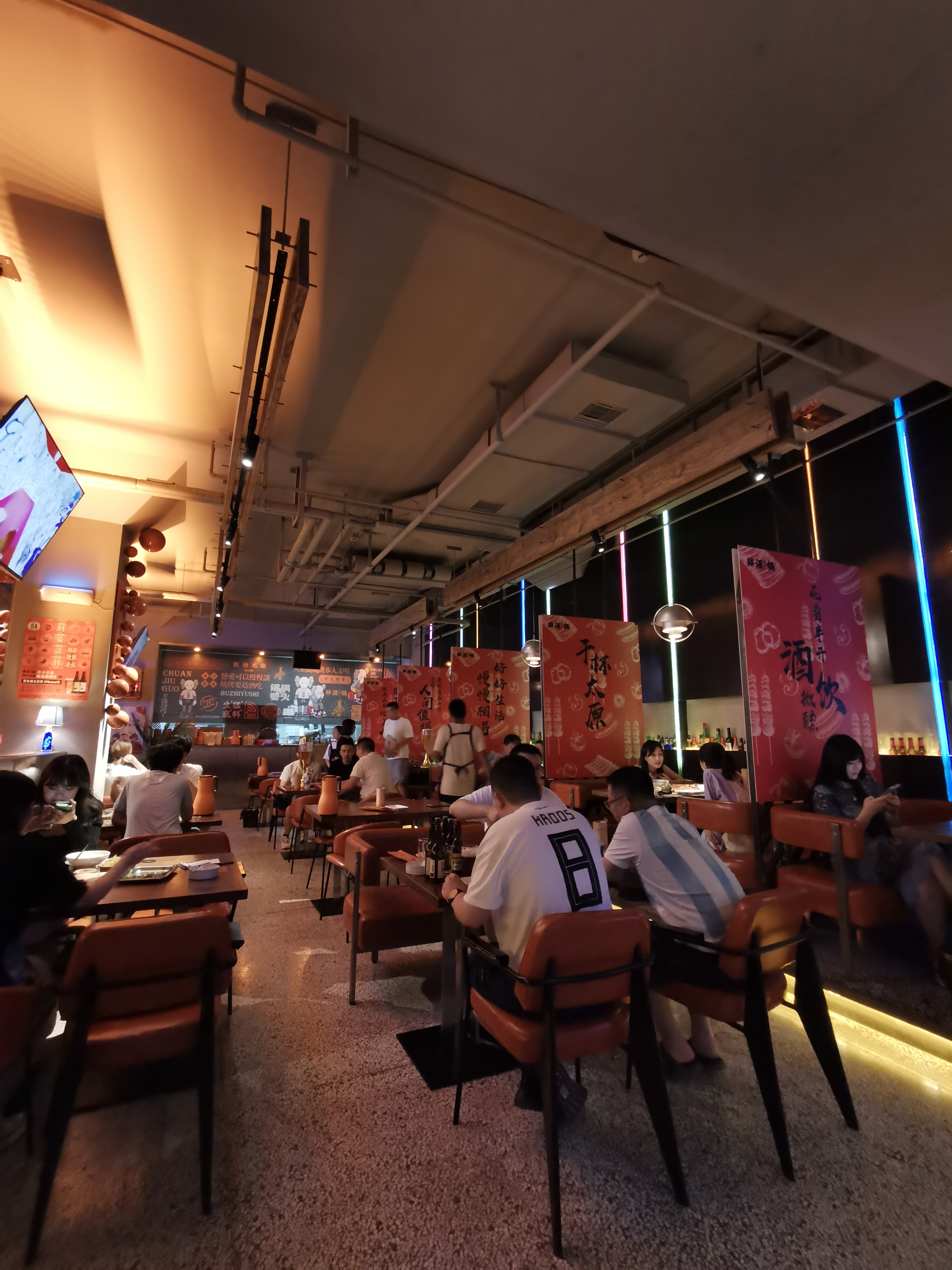 长治路这家店,足球宝贝跟你看球赛氛围棒,西昌小烧烤只有这里有