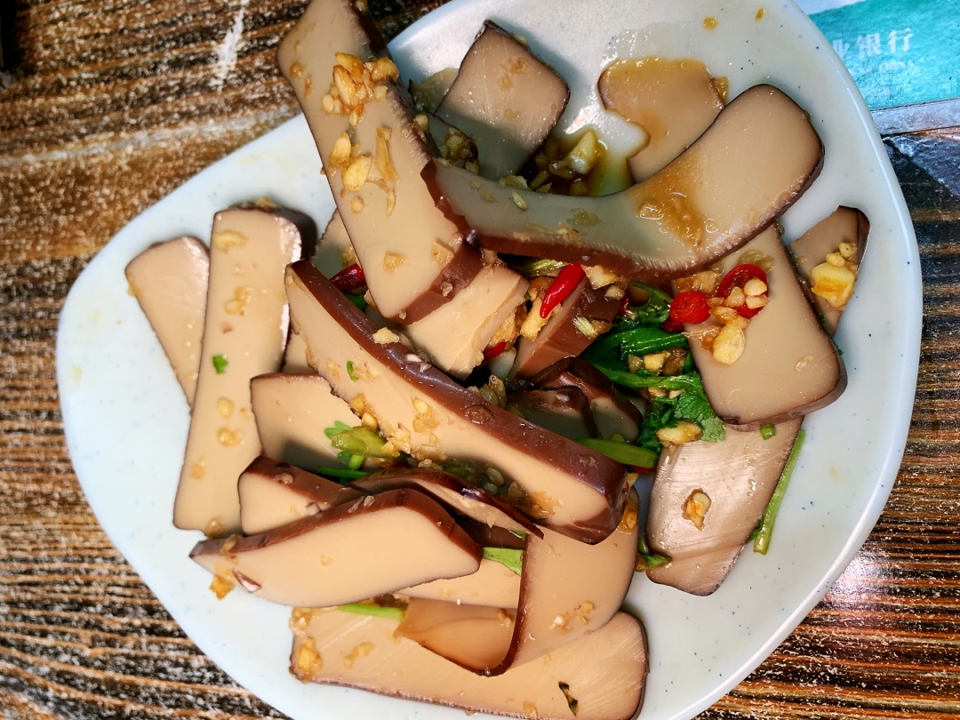 10张桌子的烤鱼店铺需要几个员工,长春市十张桌火锅