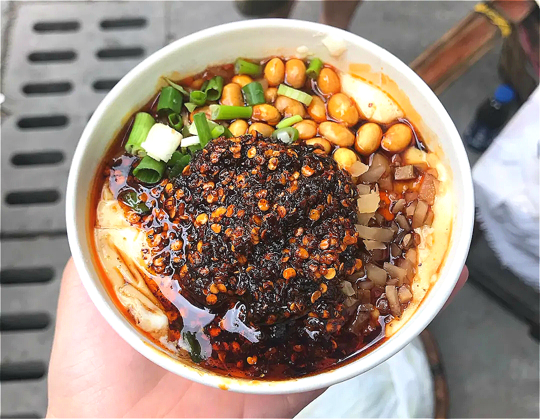 重庆特色路边小吃凉粉,重庆扁担哥挑酸辣粉和豆腐脑