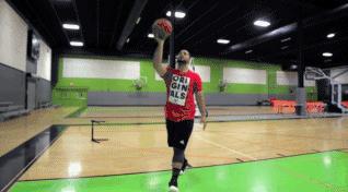 如何防住高个子的三步上篮,小个子好用的过人连招