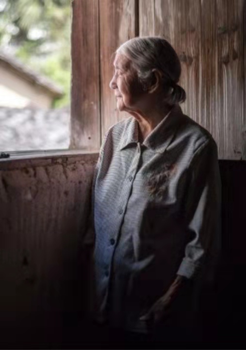 《微尘》:生命以痛吻我，还有谁在爱着我？