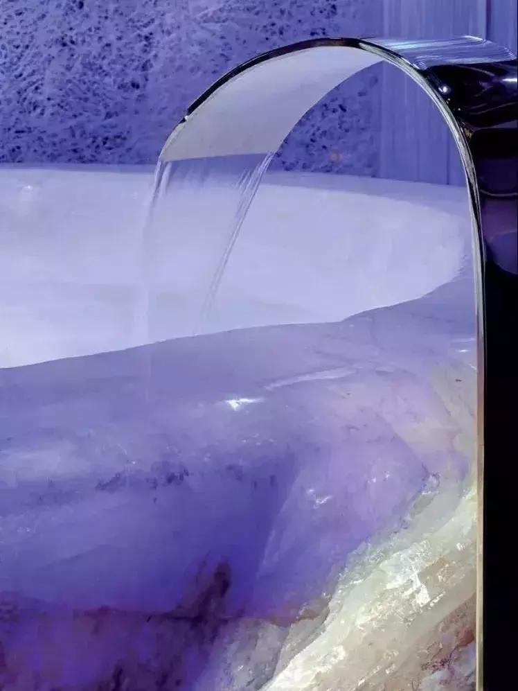 来，我请你洗澡，小编有个“价值10000000的石材浴缸”