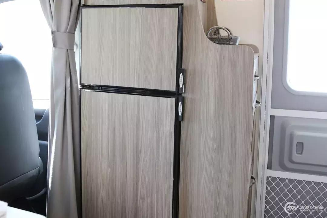 经济实用型7座4驱房车价位,b型房车u型会客区