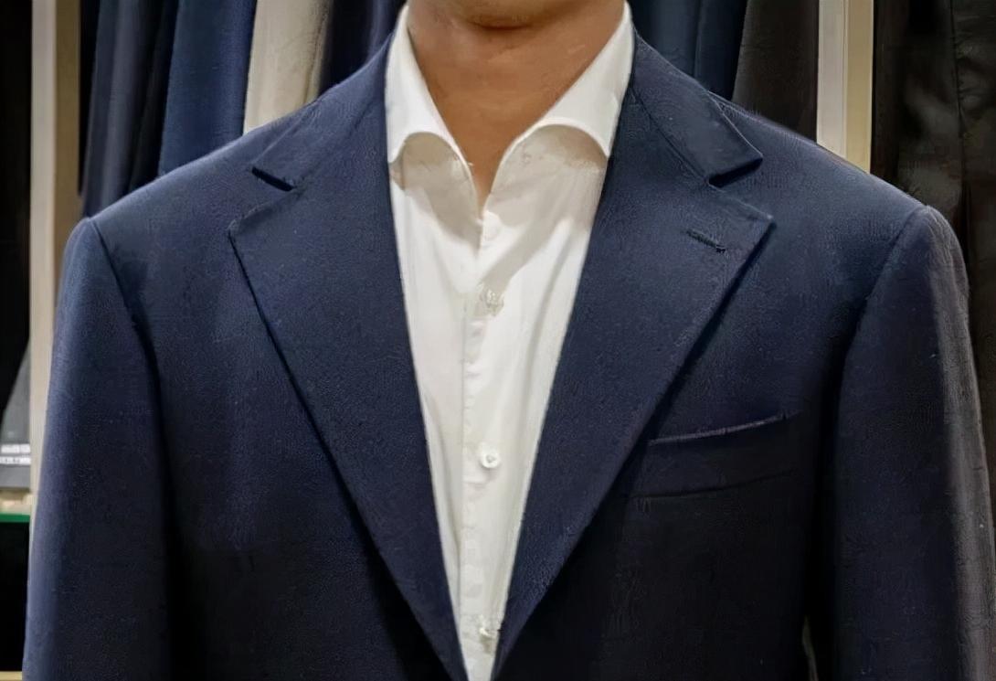 个子矮怎么穿西装好看,小个子穿格子西装搭配各种穿法