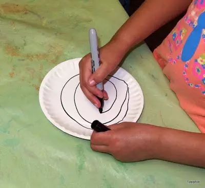 彩色一次性纸盘手工制作幼儿园,蛋糕盘子创意手工彩泥池塘