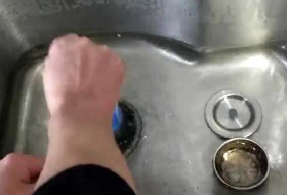 怎么疏通洗菜池管道,洗菜池疏通视频教程