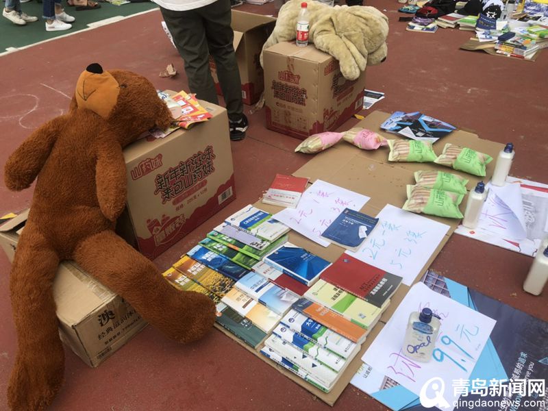 青岛高校跳蚤市场欢乐多!麻将、吉他还有5元占卜……