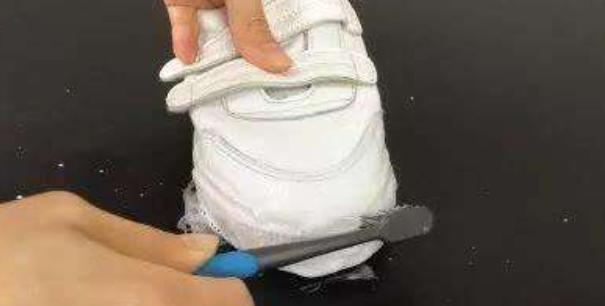 用过的牙膏不要扔,牙膏用完了把头剪了继续用