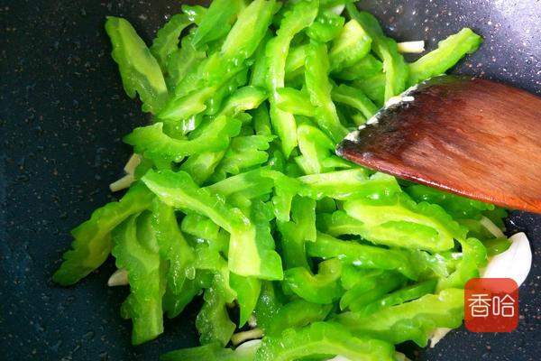 大厨炒苦瓜的做法,炒苦瓜不苦的秘诀
