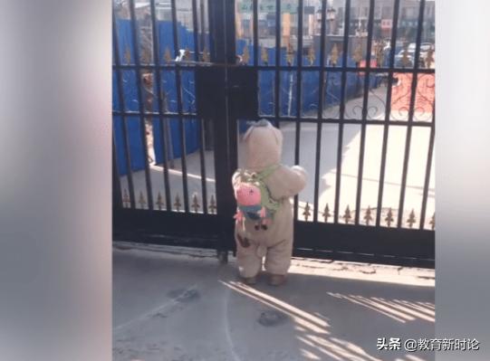 宝宝宅家太久，背上书包想出去玩，他拉铁门的样子，看起来很失望