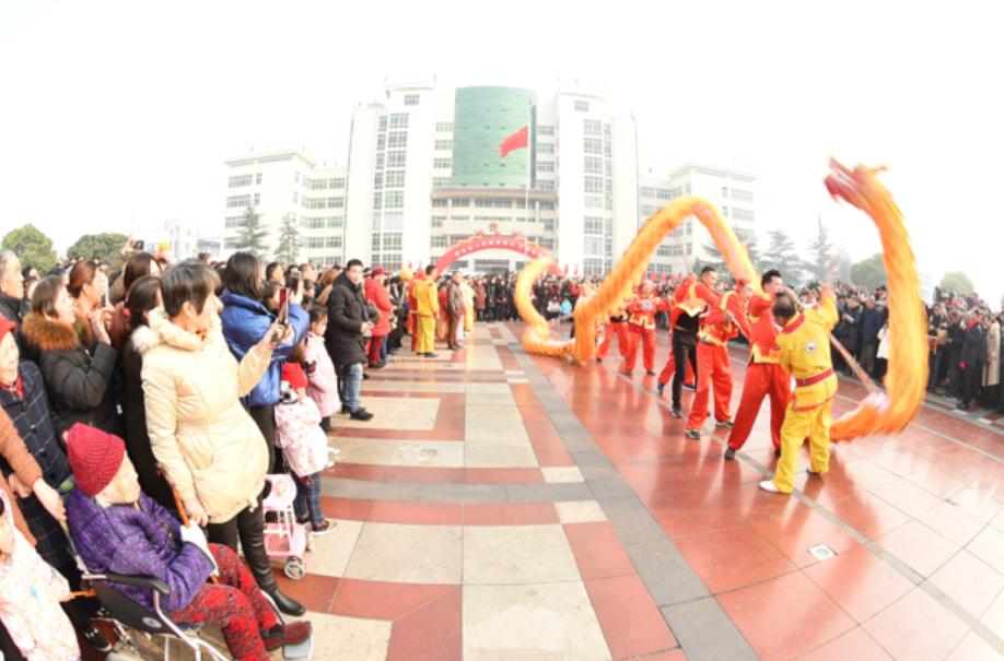 广元市老城小西街嘉陵广场,看看广场有多热闹