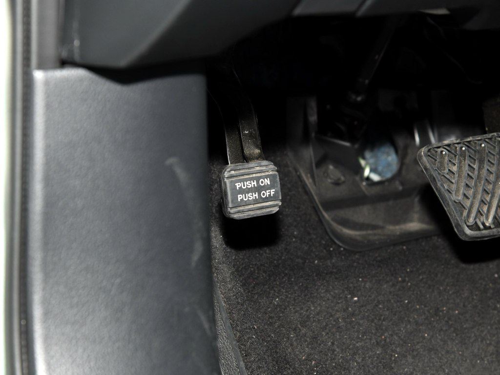 溜车了先踩刹车还是拉手刹,遇见溜车时是先拉手刹还是踩脚刹