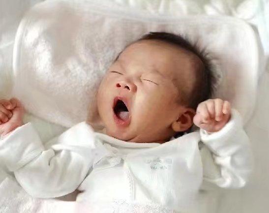 新生儿需要枕头垫脖子吗,月嫂怎样给婴儿做枕头