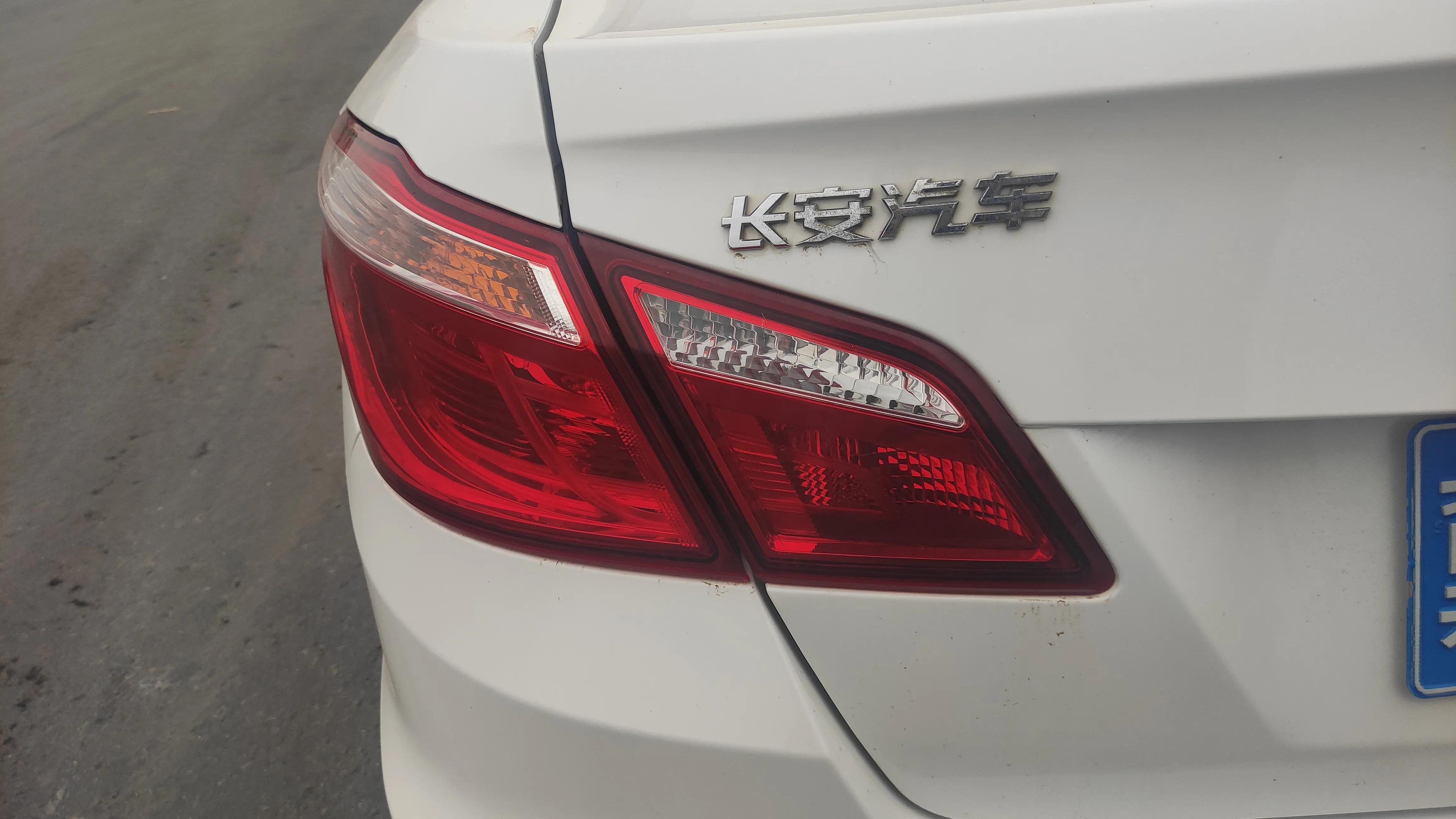 逸动豪华手动版,逸动手动豪华版白色