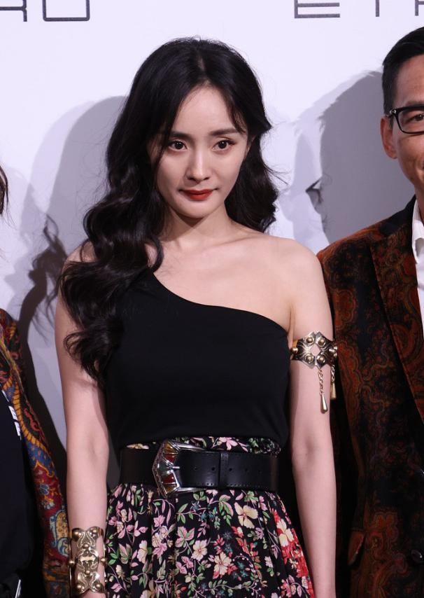 杨幂为了颜值有多拼命,杨幂是第一个拿运动鞋配礼服的人