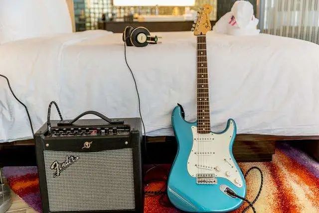 新手入门该如何搭配购置电吉他设备，以及相关适用场景