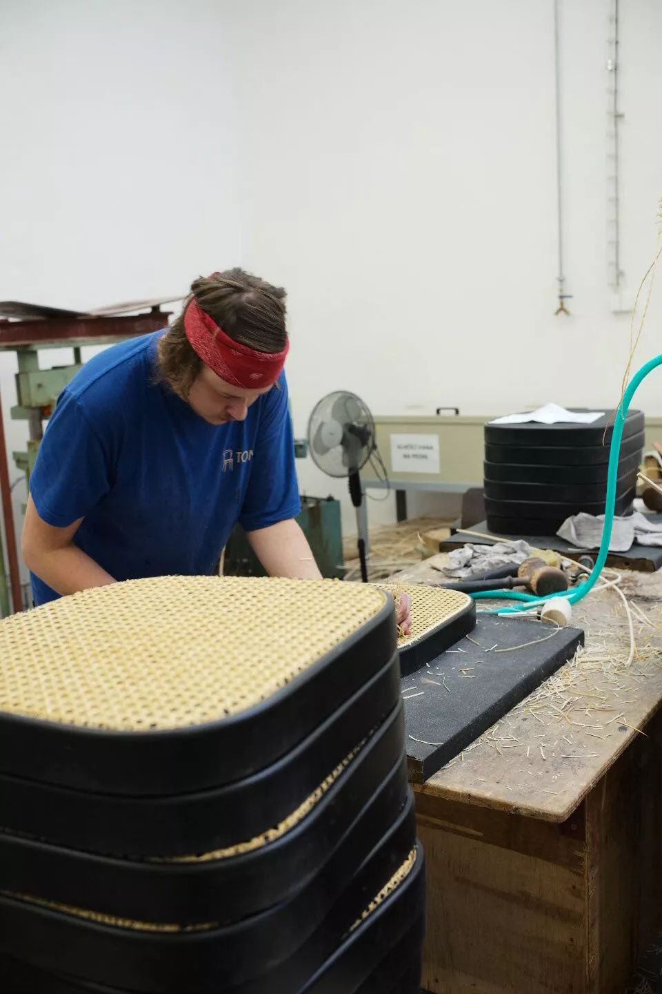 探访TON工厂看经典椅子背后的故事|疯狂24h我们去捷克干了啥?