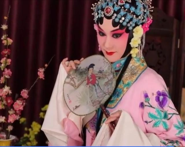 青衣恰是一朵明媚静谧的花，静静地绽放，留给人间多少永恒的凄美