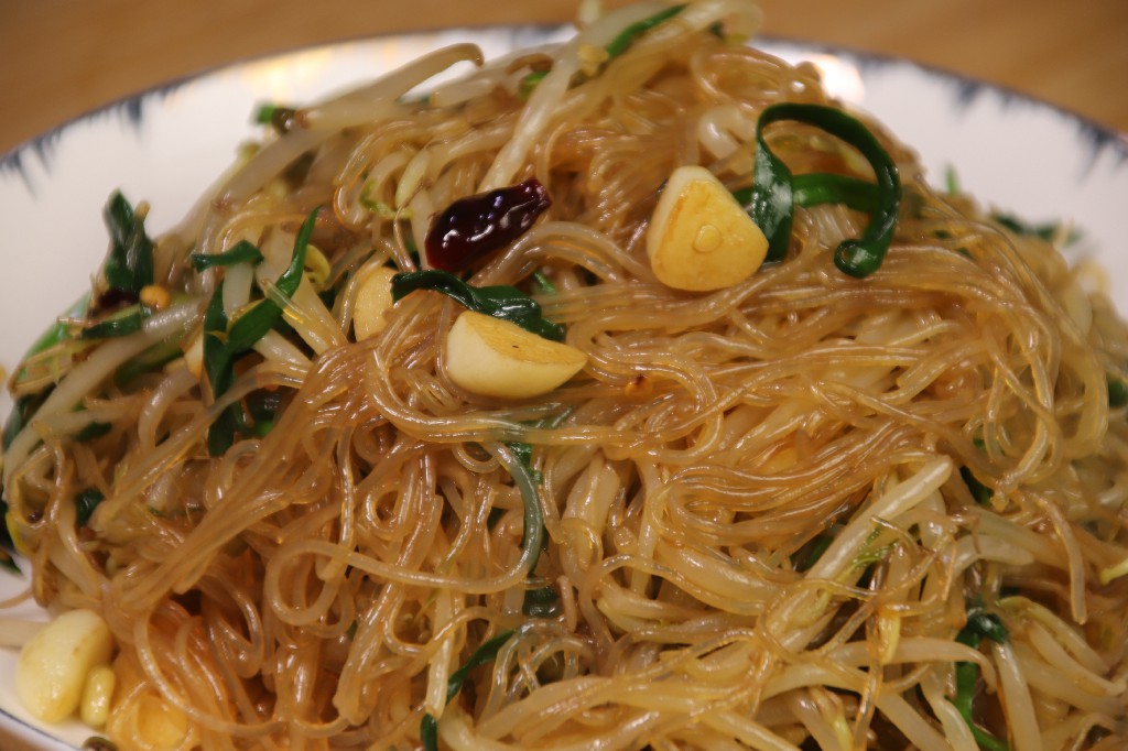 炒粉丝怎么炒才更好吃而不干呢,怎样炒粉丝不粘锅又好吃