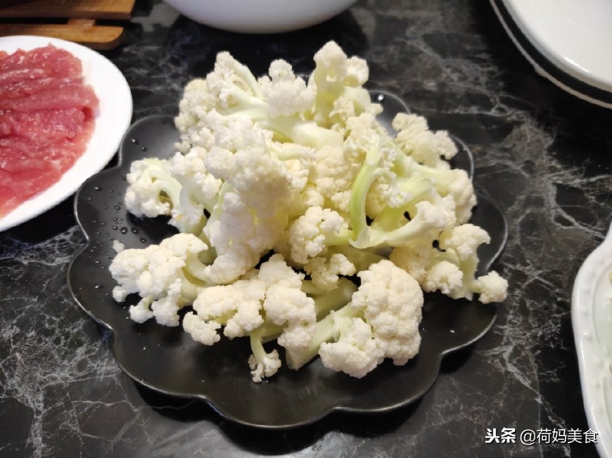 家庭自制小火锅吃起来,小两口在家自己做火锅