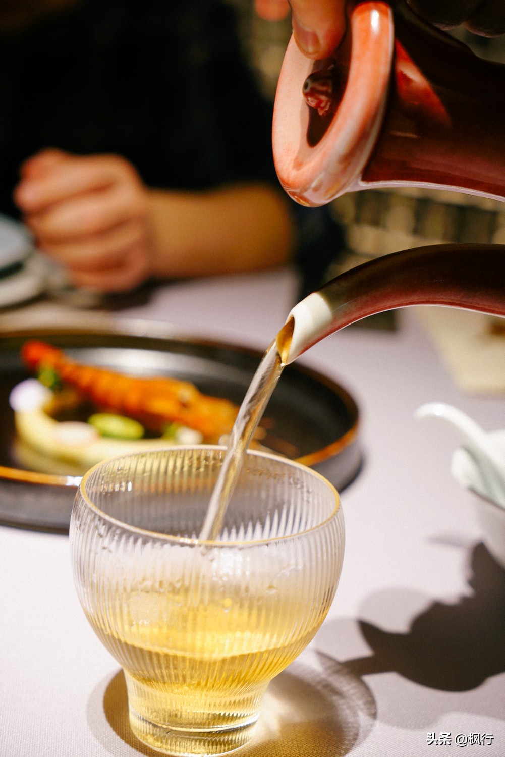 这家北京二环内的粤菜馆,装修获大奖,松板肉、乳鸽、罗氏虾惊艳