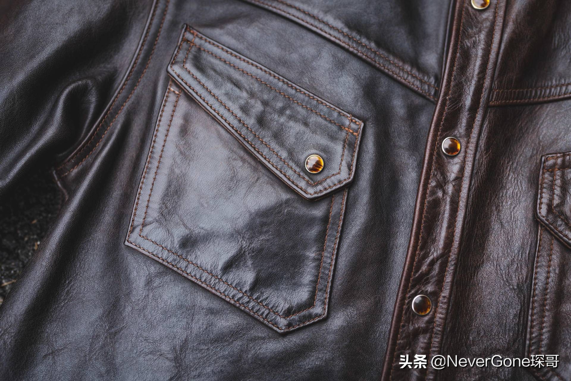 一件美特斯邦威衬衫,一件橘色衬衣