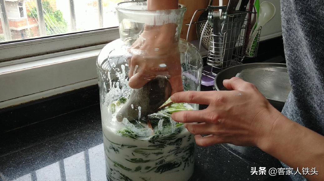 家庭自制酸菜的做法窍门是什么,简易酸菜怎么泡制又脆又好吃