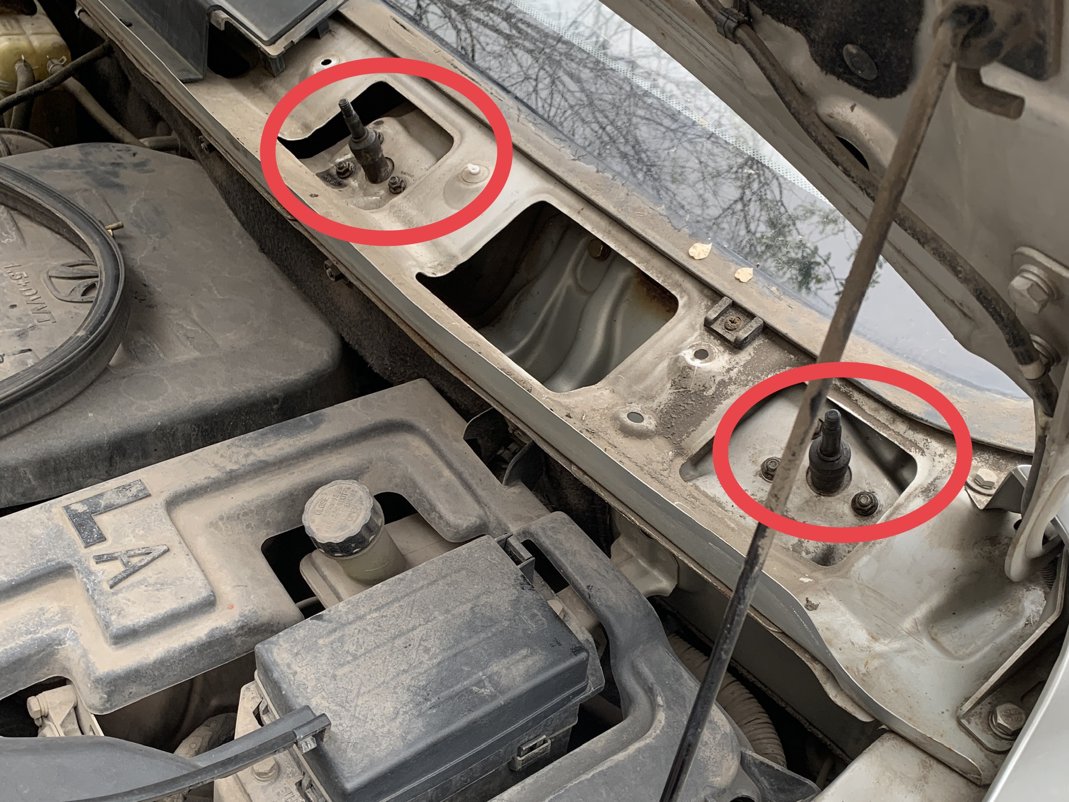 汽车雨刷器卡住了,雨刷臂压不住玻璃