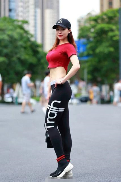 时尚耐穿的瑜伽裤穿搭尽显可爱,黑色的瑜伽裤搭配显瘦显活力