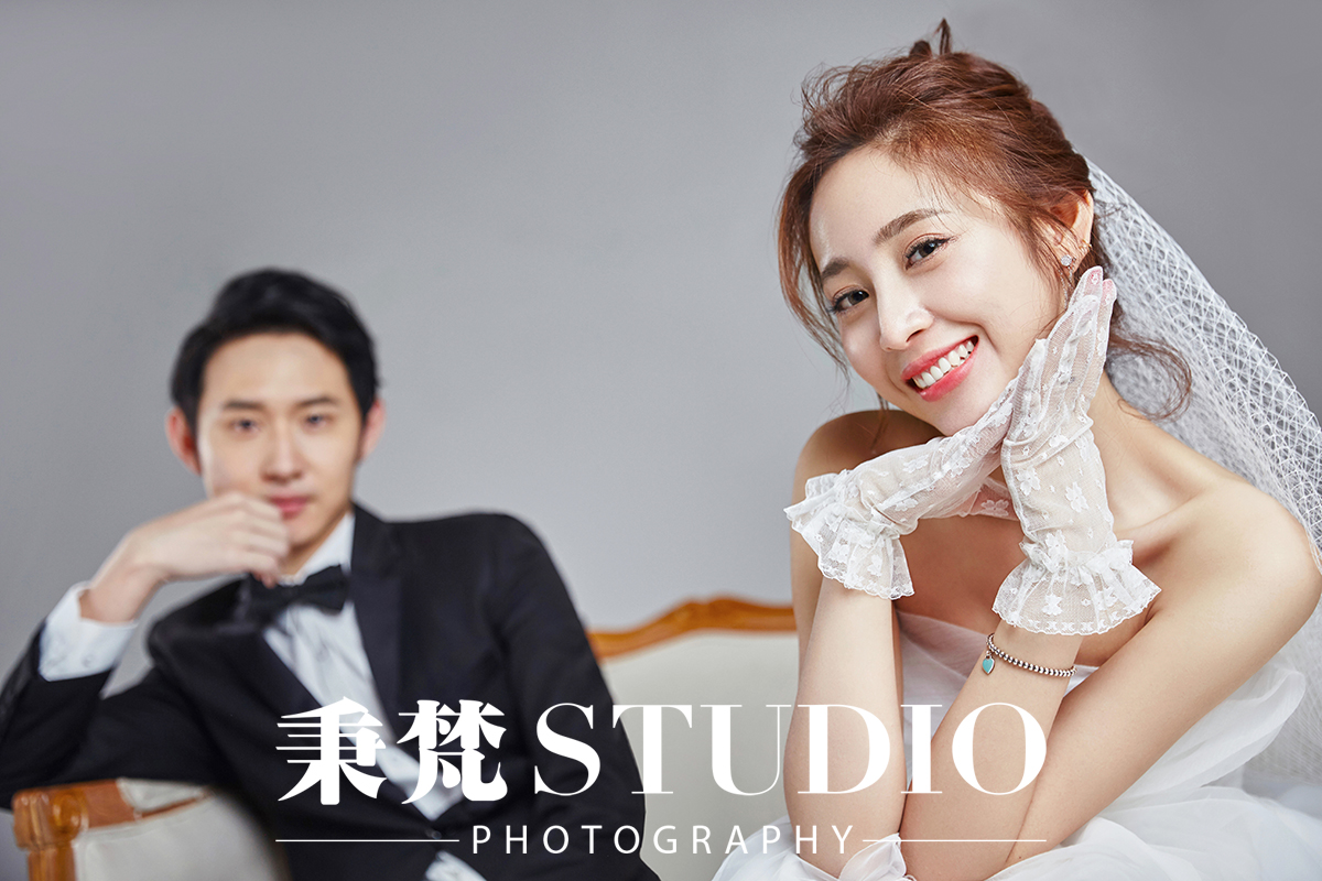 纯色系婚纱照,黑色背景婚纱照简单高级