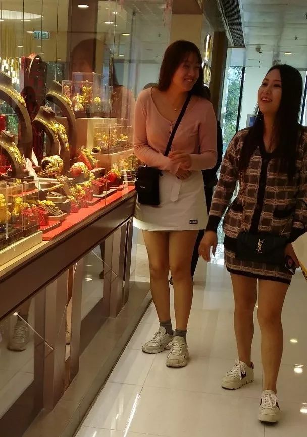 独揽大奖52万！20岁TVB落选港姐携母逛街血拼：最重要是妈妈开心