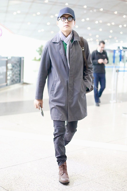 靳东穿搭大衣,西装革履的靳东帅气