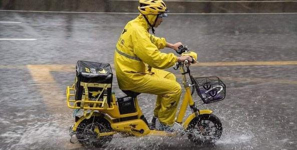 外卖小哥跑腿送红酒被签488元,给外卖小哥200元跑腿费