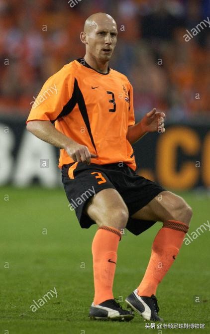 曾经风靡98世界杯的彩色pumaking,如今低调变身成贝莱林小黑鞋