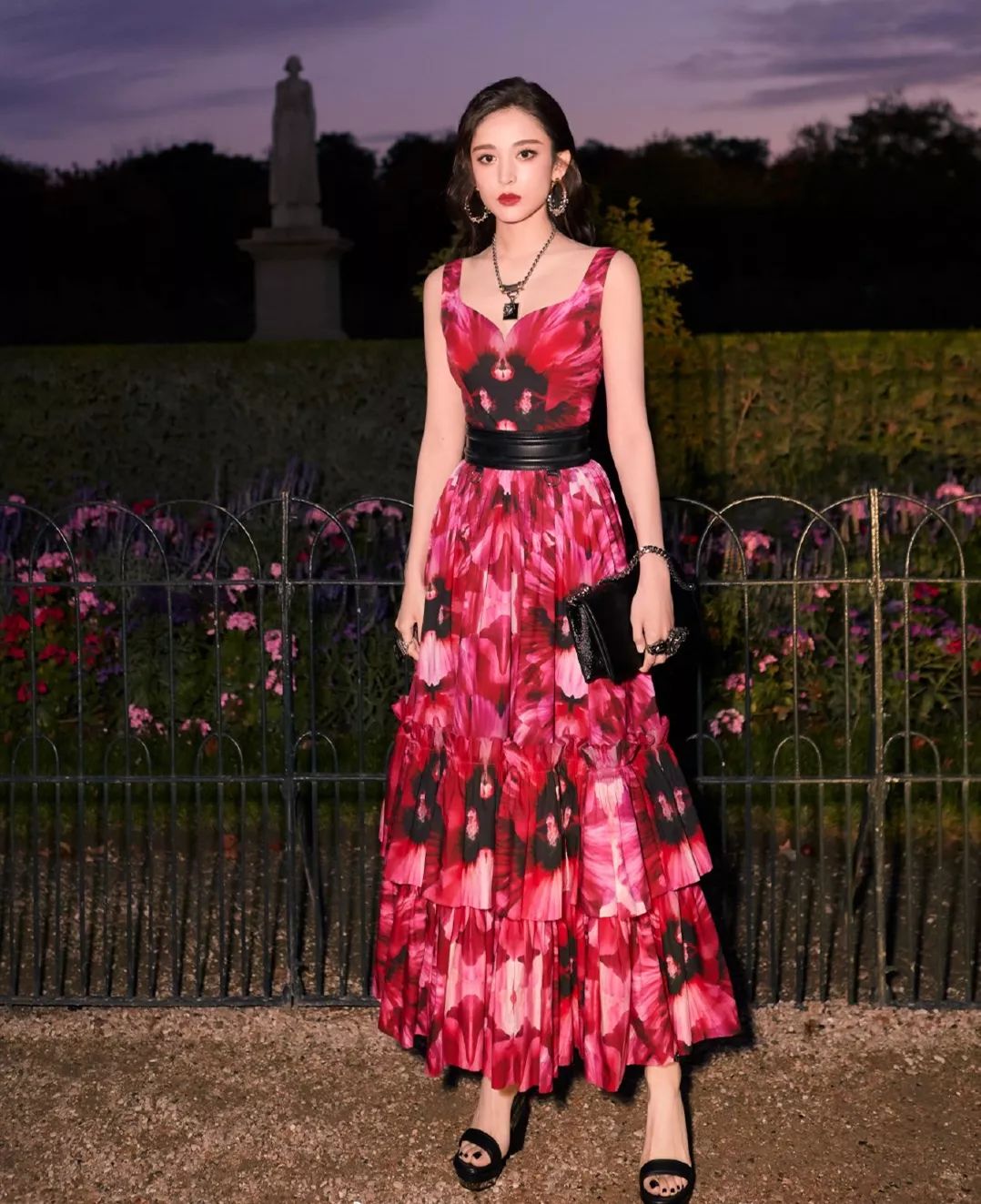 玫红色的高级穿搭,玫红色怎样穿时尚