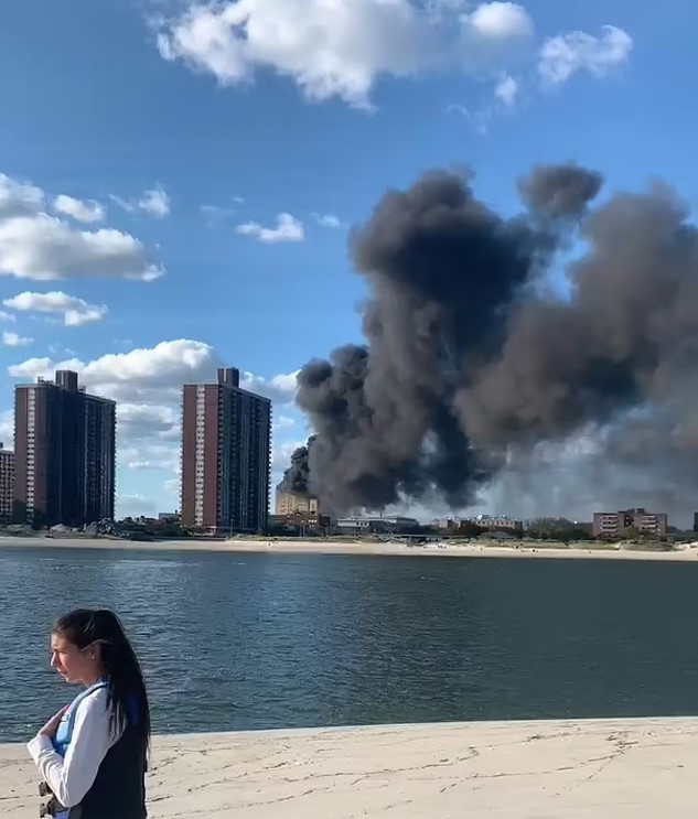 突发！纽约一高楼起火黑烟滚滚，美网友：911自杀飞机又来了？