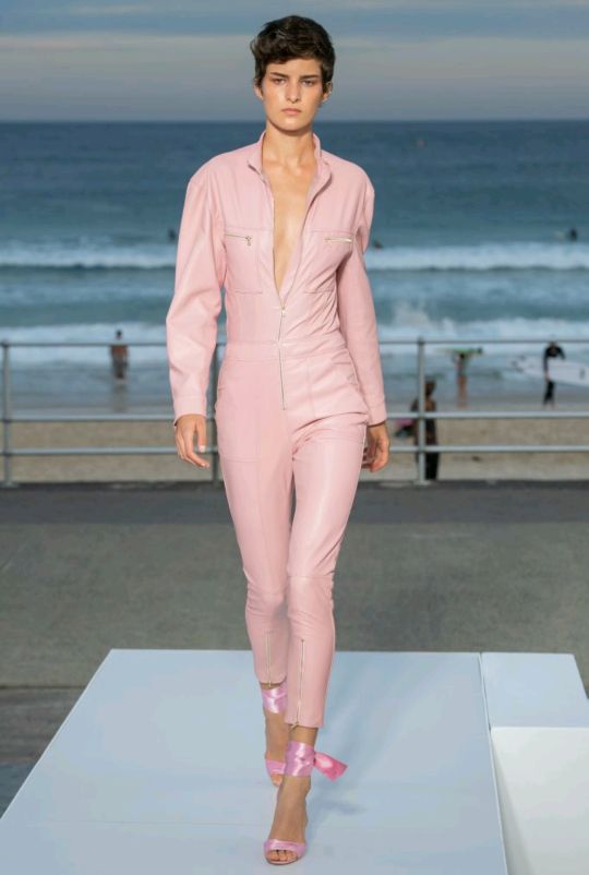 慵懒风吊带连衣裙带胸垫长款,性感迷人蕾丝吊带睡裙套装