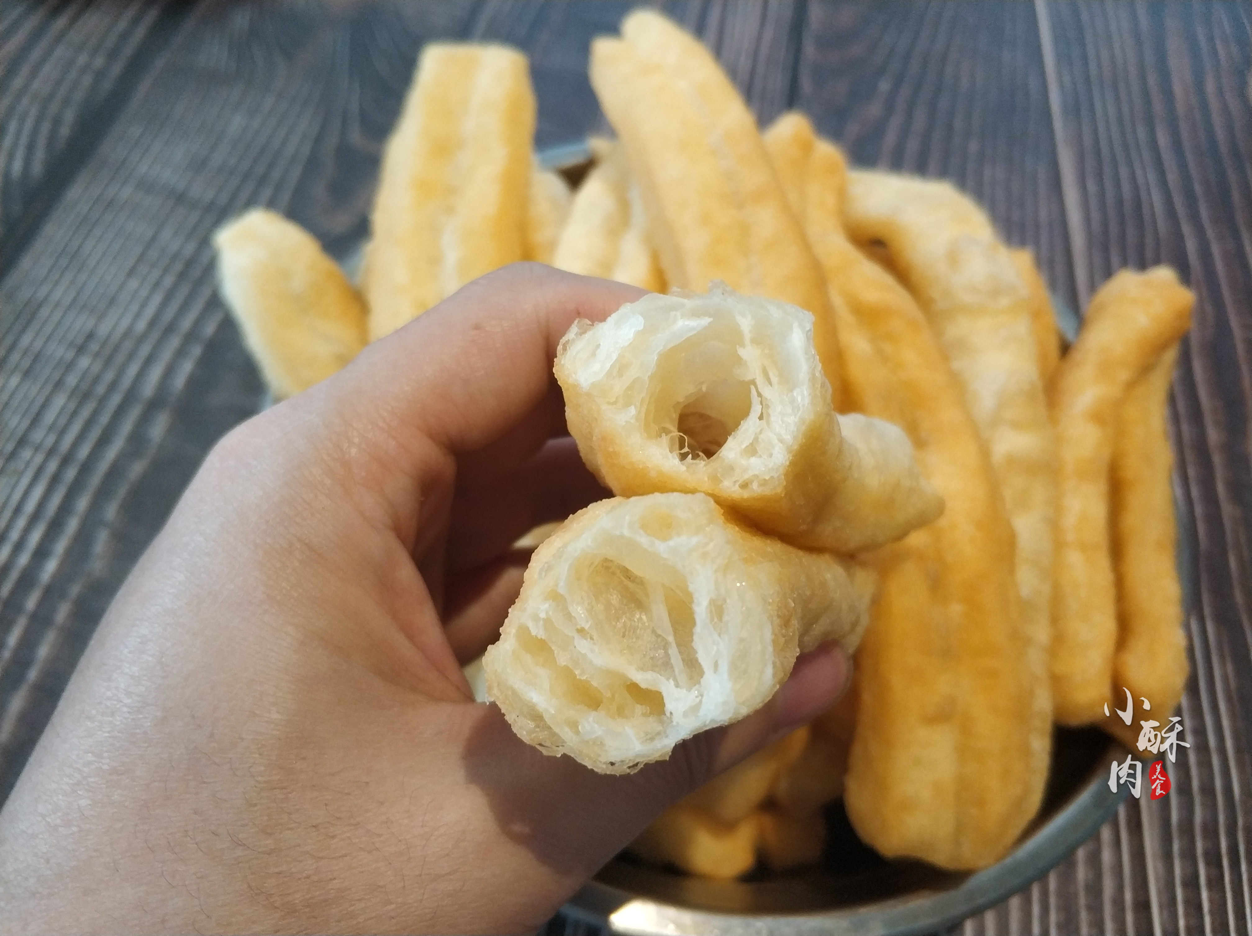 炸油条用油条蓬松剂还得加酵母吗,炸油条用油条改良剂还用加酵母吗