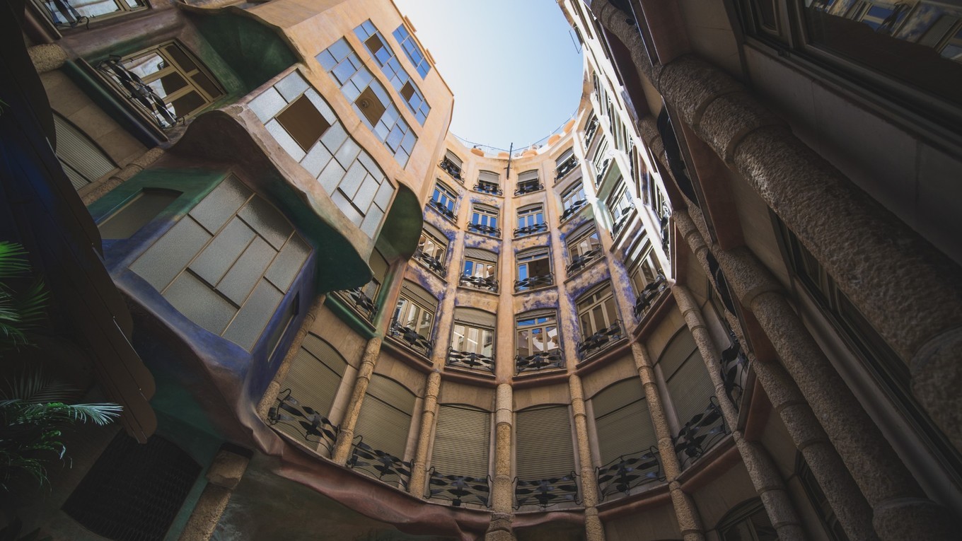 米拉之家烟囱,米拉之家天井